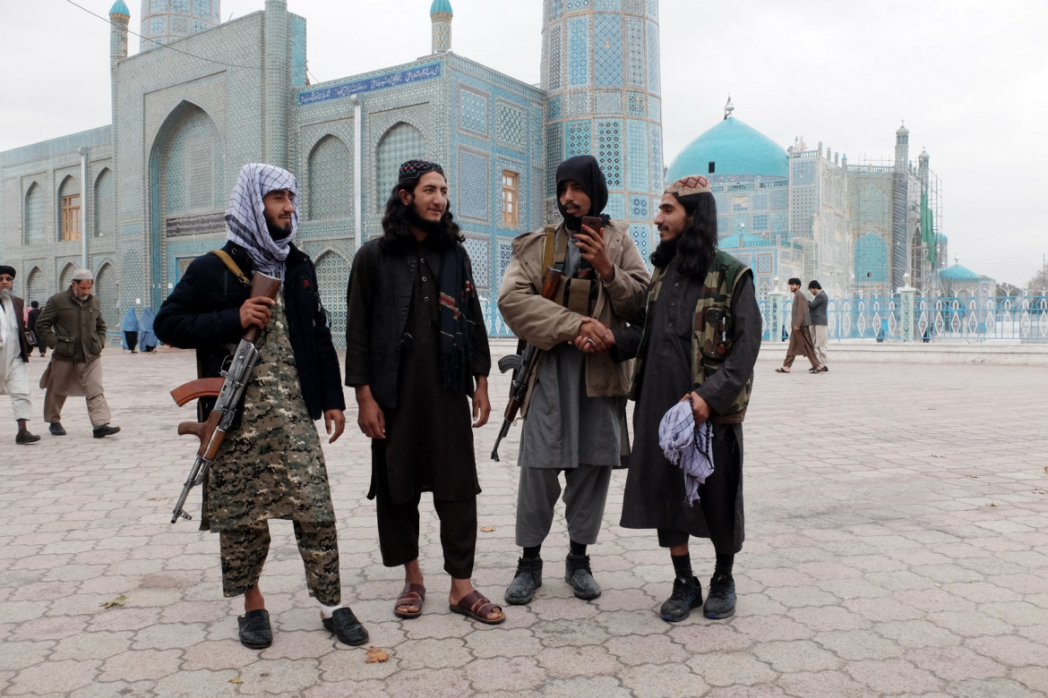 07est2f02 abassin e altri soldati taliban alla moschea blu di mazar e sharif