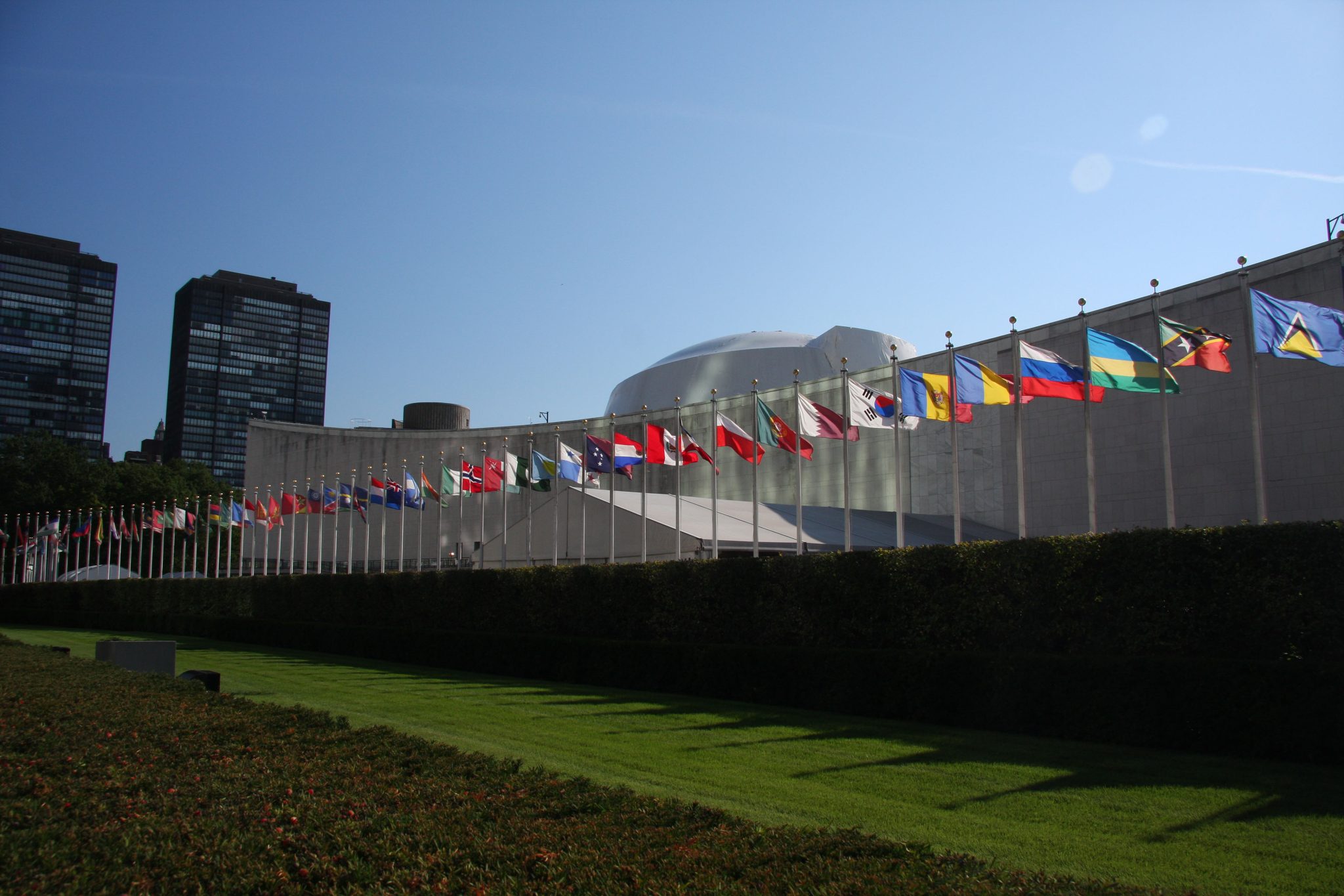 UN General Assembly bldg flags 2048x1365 2