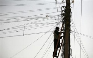 afghan repairing electricity 300x186